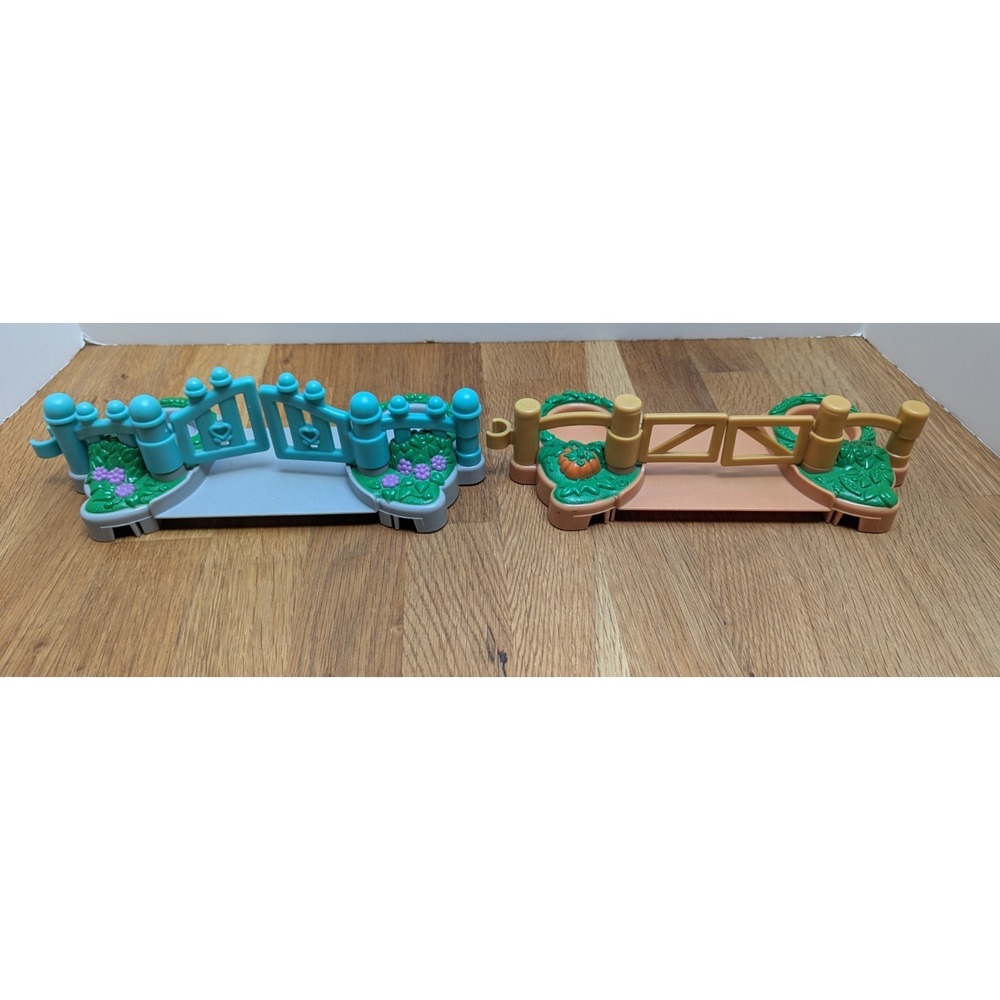 Fisher-Price Little People Fun Sounds train‎ station fences green brown gate